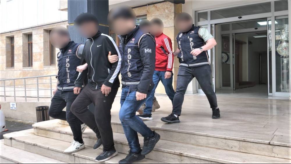 İnşaat alanında su&ccedil;&uuml;st&uuml; yakalanan 2 hırsızlık ş&uuml;phelisi tutuklandı
