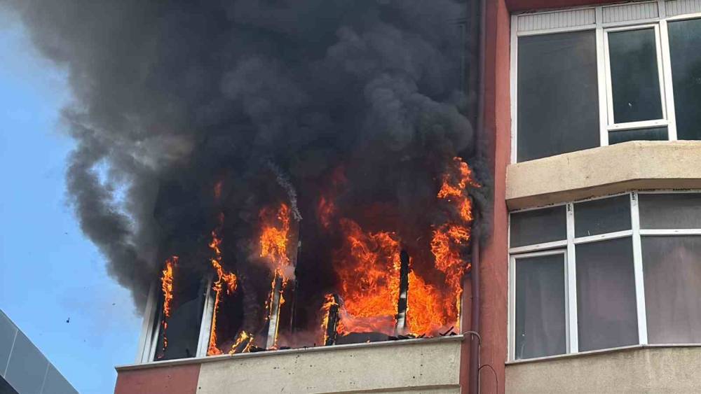Aksaray&rsquo;da korkutan yangın, daire alev alev yandı

