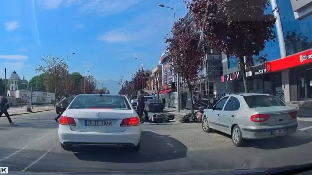 D&uuml;zce&rsquo;de motosiklet kazası ucuz atlatıldı: O anlar kamerada
