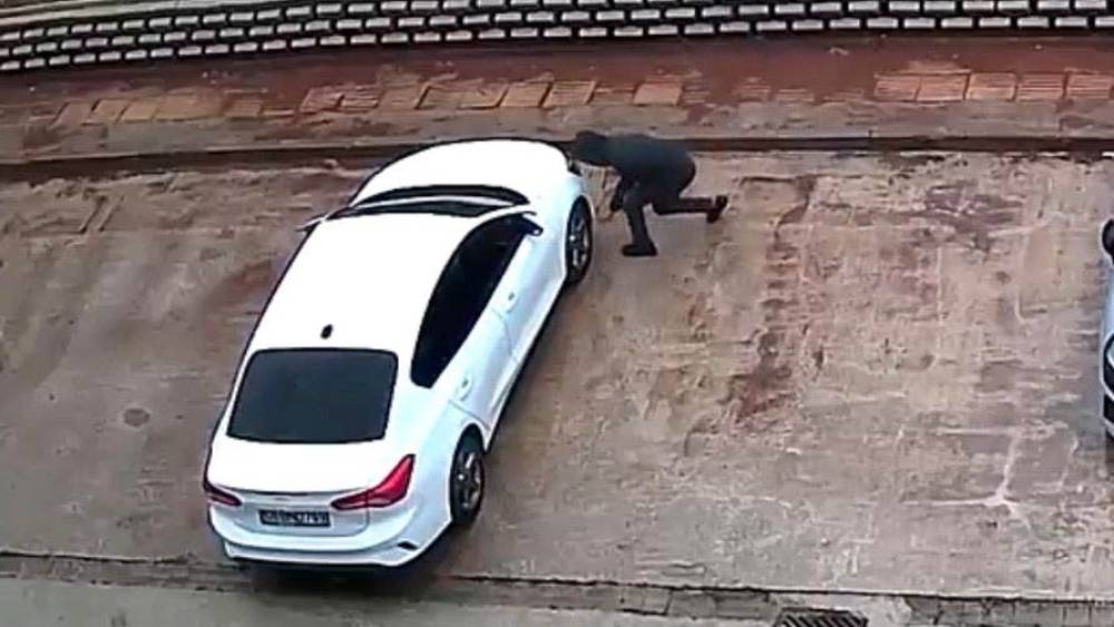Gaziantep&rsquo;te g&uuml;nd&uuml;z vakti park halindeki 2 aracın lastiği kesici aletle patlatıldı
