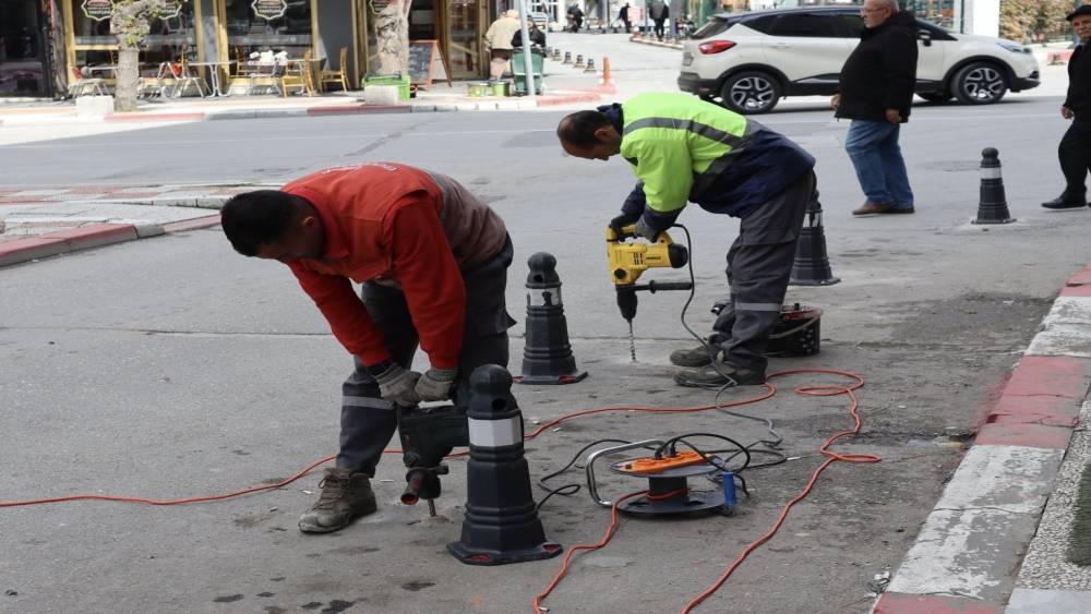 Uşak&rsquo;ta ara&ccedil; ve yaya g&uuml;venliği i&ccedil;in d&uuml;zenleme &ccedil;alışmaları s&uuml;r&uuml;yor
