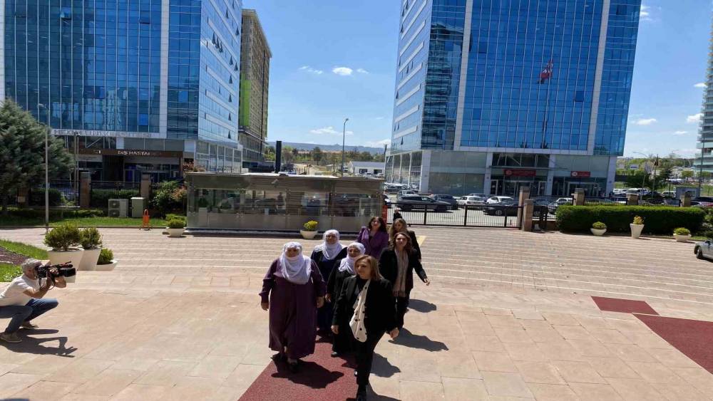 Dem Parti S&ouml;zc&uuml;s&uuml; Doğan&rsquo;dan CHP&rsquo;ye anneler g&uuml;n&uuml; ziyareti
