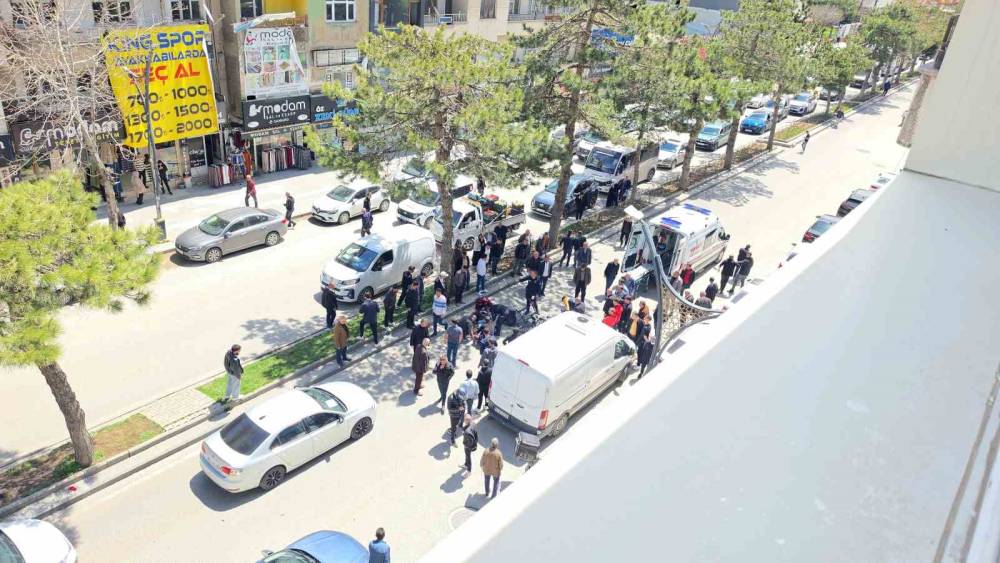 Tatvan&rsquo;da motosiklet ile elektrikli bisiklet &ccedil;arpıştı: 2 yaralı
