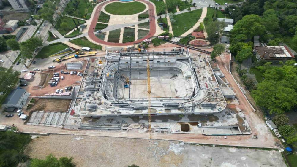 Atat&uuml;rk Spor Salonu hızla y&uuml;kseliyor
