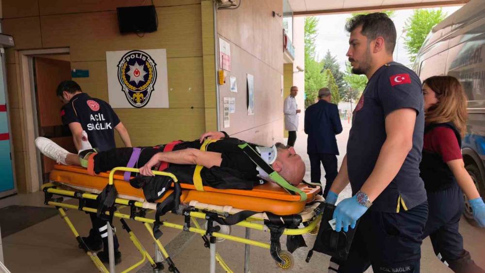 Motosiklet s&uuml;r&uuml;c&uuml;s&uuml; kazada yaralandı
