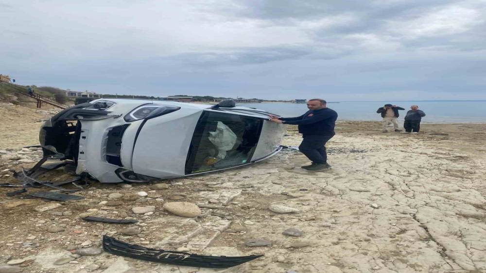 Keşan&rsquo;da kontrolden &ccedil;ıkan otomobil şarampolden kumsala d&uuml;şt&uuml;
