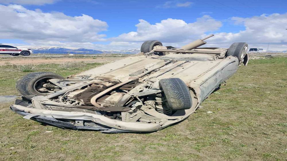 &Ccedil;aldıran&rsquo;da otomobil takla attı: 2 yaralı
