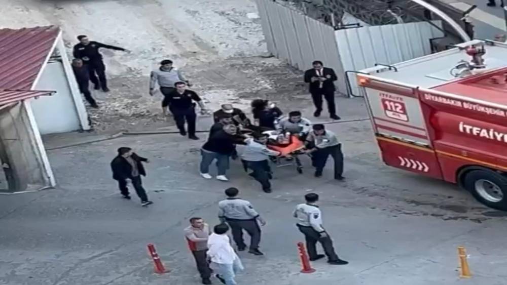 Diyarbakır&rsquo;da inşaat halindeki otelde yangın: 13 kişi dumandan etkilendi
