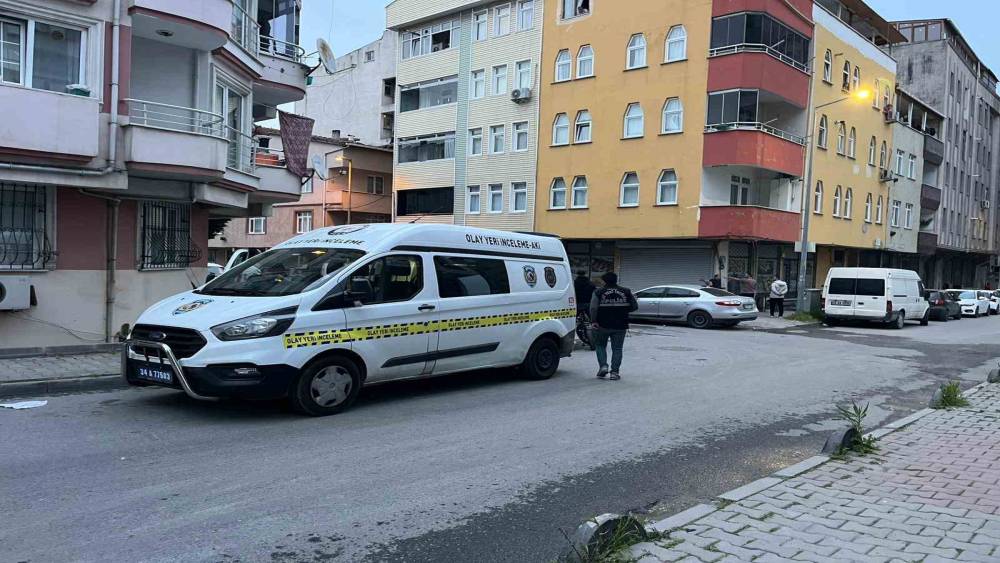 K&uuml;&ccedil;&uuml;k&ccedil;ekmece&rsquo;de husumetliler arasında silahlı &ccedil;atışma: 1 yaralı
