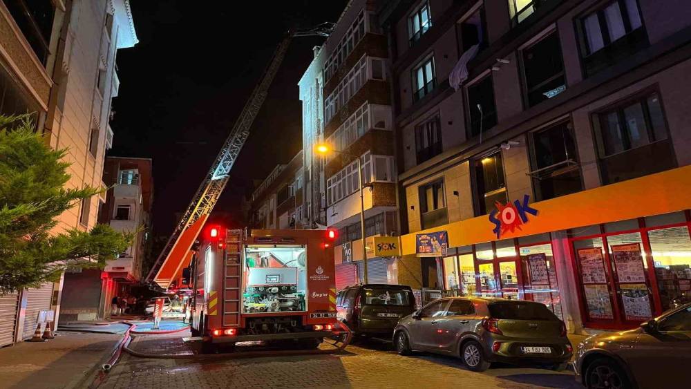 Esenyurt&rsquo;ta 4 katlı binanın &ccedil;atısında yangın
