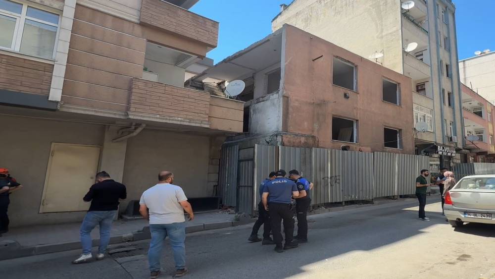 K&uuml;&ccedil;&uuml;k&ccedil;ekmece&rsquo;de yıkım sırasında &ccedil;&ouml;ken duvarın altında kalan 3 iş&ccedil;i yaralandı
