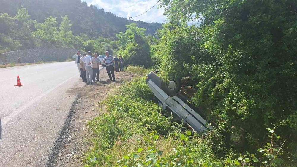 &Ccedil;orum&rsquo;da otomobil şarampolde takla attı: 1 yaralı
