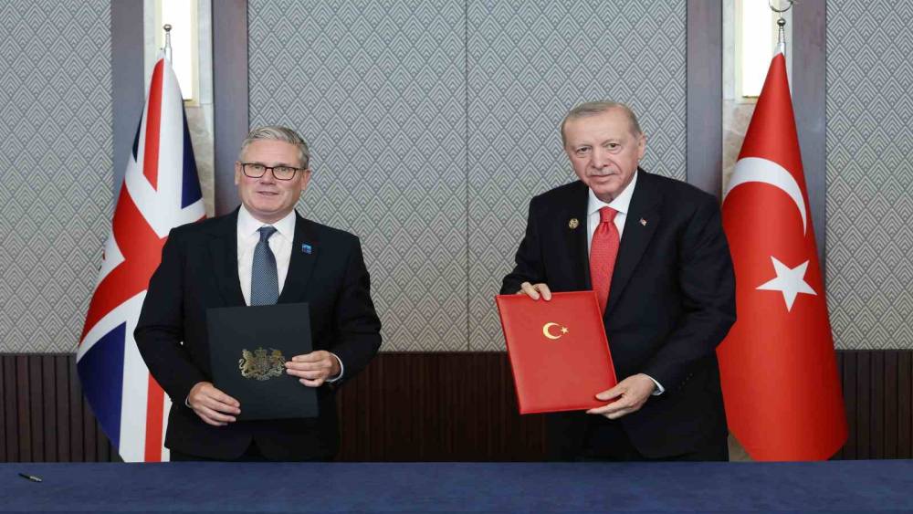 Cumhurbaşkanı Erdoğan ve İngiltere Başbakanı Starmer arasındaki g&ouml;r&uuml;şmede, T&uuml;rkiye ile Birleşik Krallık arasında G&uuml;venlik ve Savunma Ortaklığı Belgesi imzalandı.
