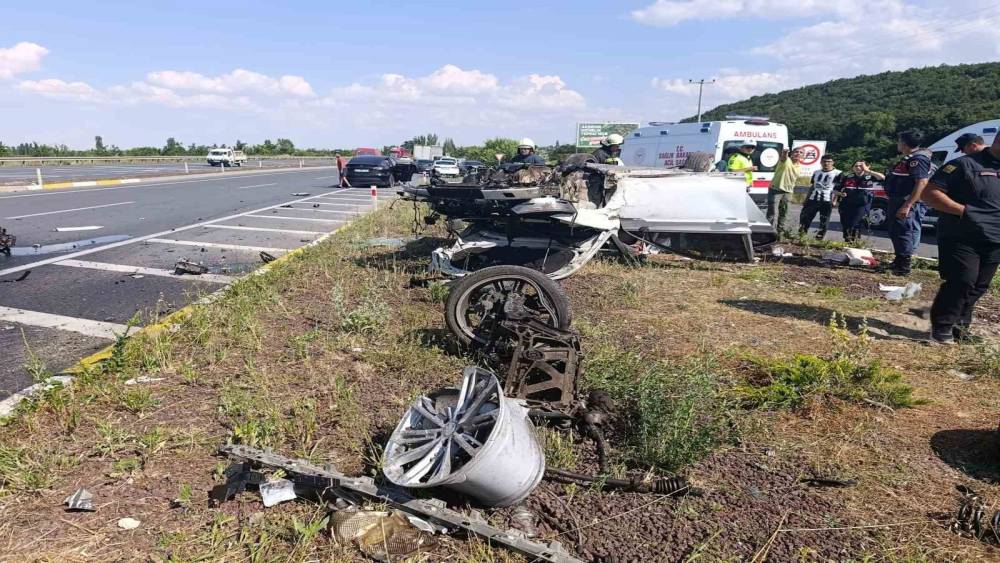 Konya&rsquo;da ref&uuml;je &ccedil;arpan otomobil hurdaya d&ouml;nd&uuml;: 3 yaralı
