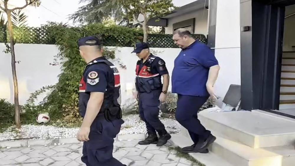 Menderes Belediye Başkanı İlkay &Ccedil;i&ccedil;ek tutuklandı
