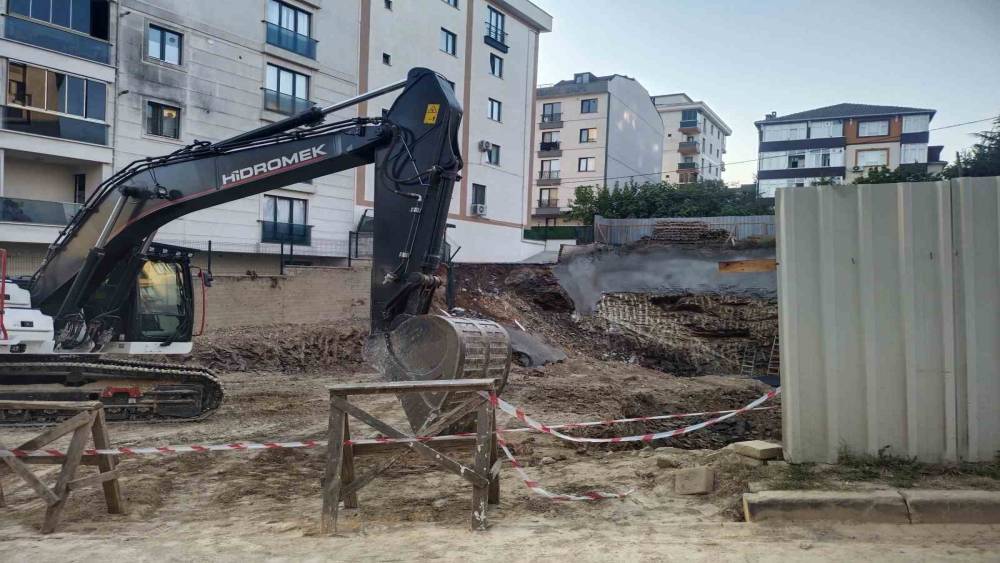 &Ccedil;ekmek&ouml;y&rsquo;de istinat duvarı yıkılan inşaatın yanındaki 5 katlı bina boşaltıldı
