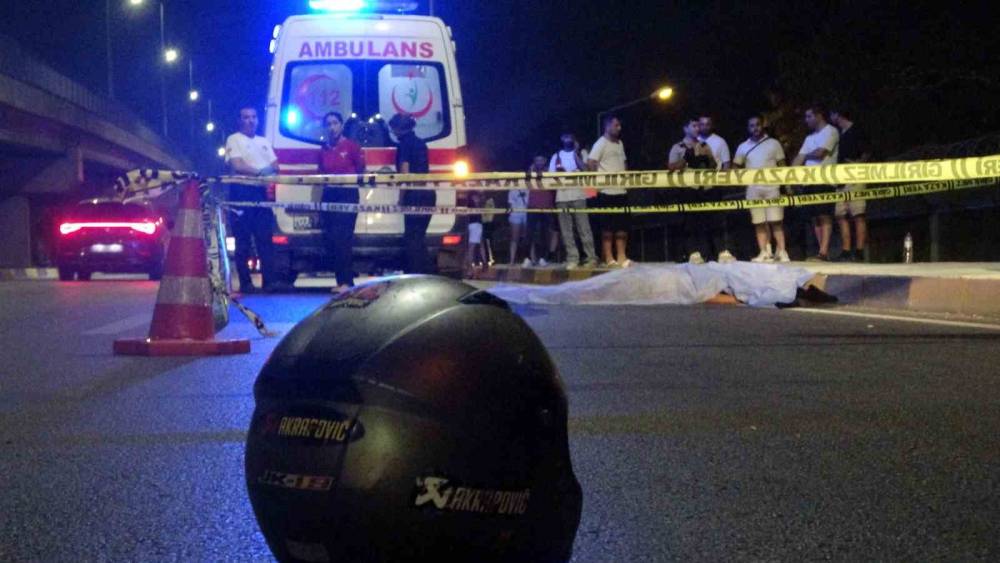 Savrulan motosikletten d&uuml;şerek başını kaldırıma &ccedil;arpan gen&ccedil; hayatını kaybetti
