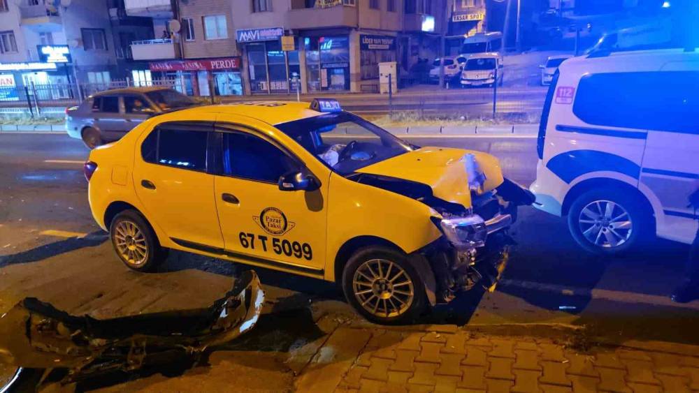 Ticari taksi ile otomobil kazaya karıştı
