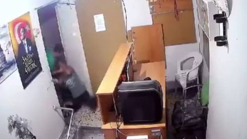 5 yıldır birlikte yaşadığı sevgilisinin şiddeti kamerada
