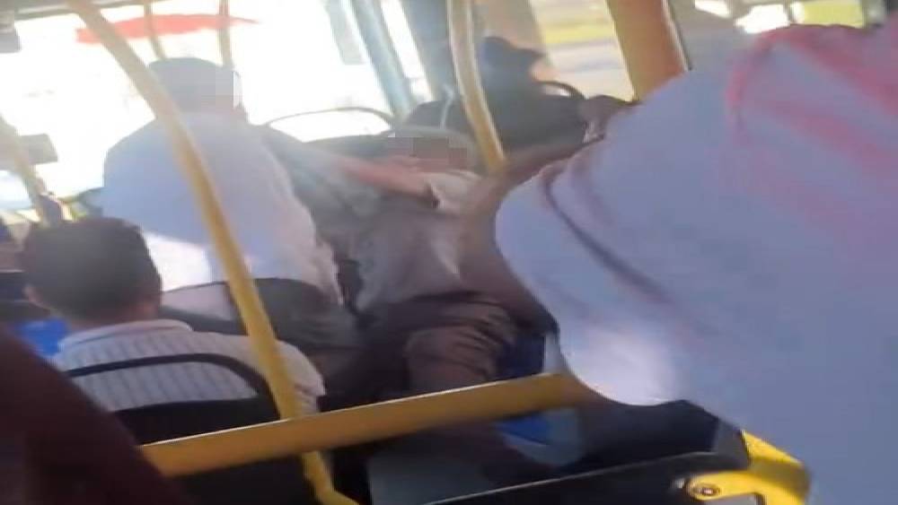Malatya&rsquo;da 2 yaşlının yolcu otob&uuml;s&uuml;ndeki ilgin&ccedil; kavgası kamerada
