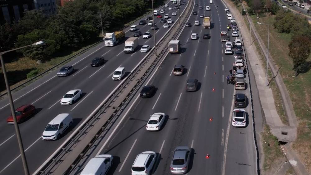 Sultangazi&rsquo;de 10 ara&ccedil; birbirine girdi: Trafik yoğunluğu havadan g&ouml;r&uuml;nt&uuml;lendi
