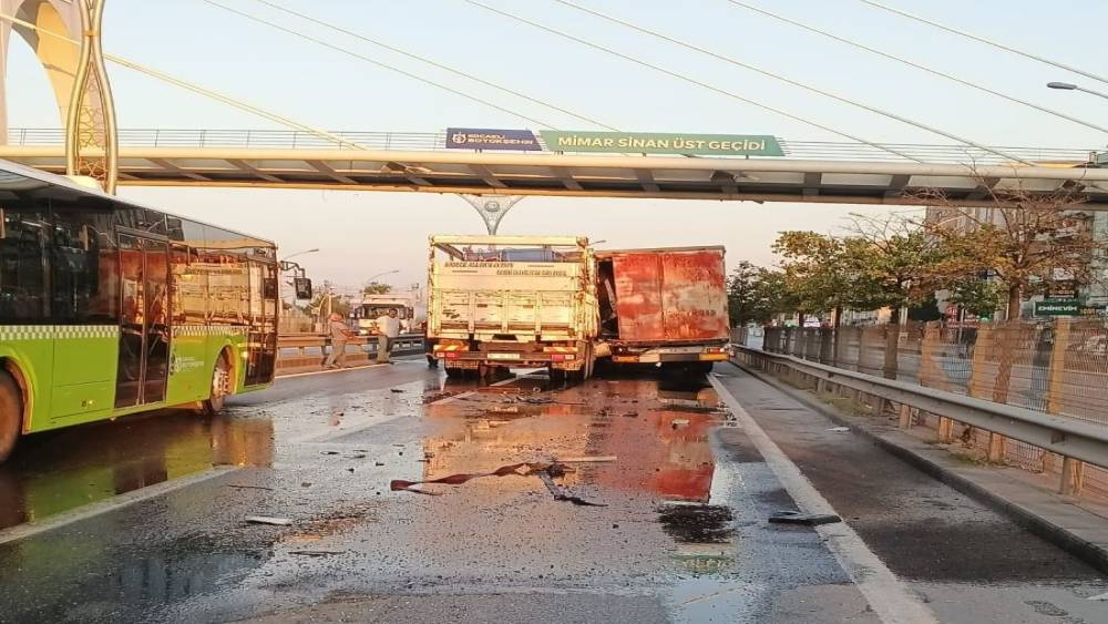 D100&rsquo;de tıra &ccedil;arpan kamyonun kupası ezildi: S&uuml;r&uuml;c&uuml; sıkıştı
