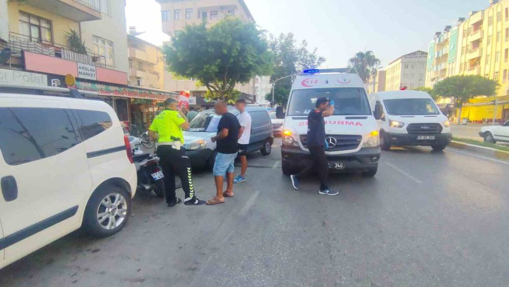Kırmızı ışık ihlali kazayla bitti, motosiklet s&uuml;r&uuml;c&uuml;s&uuml; yaralandı

