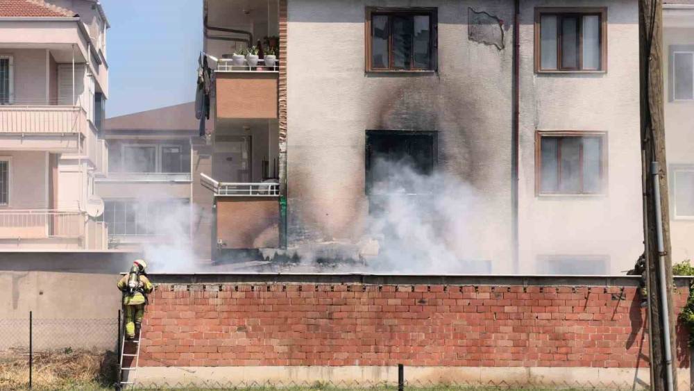 Depoda &ccedil;ıkan yangın apartmanı yakıyordu

