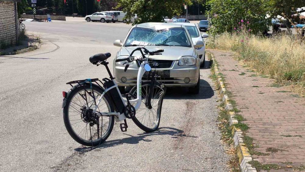 Otomobille &ccedil;arpışan bisikletli ağır yaralandı
