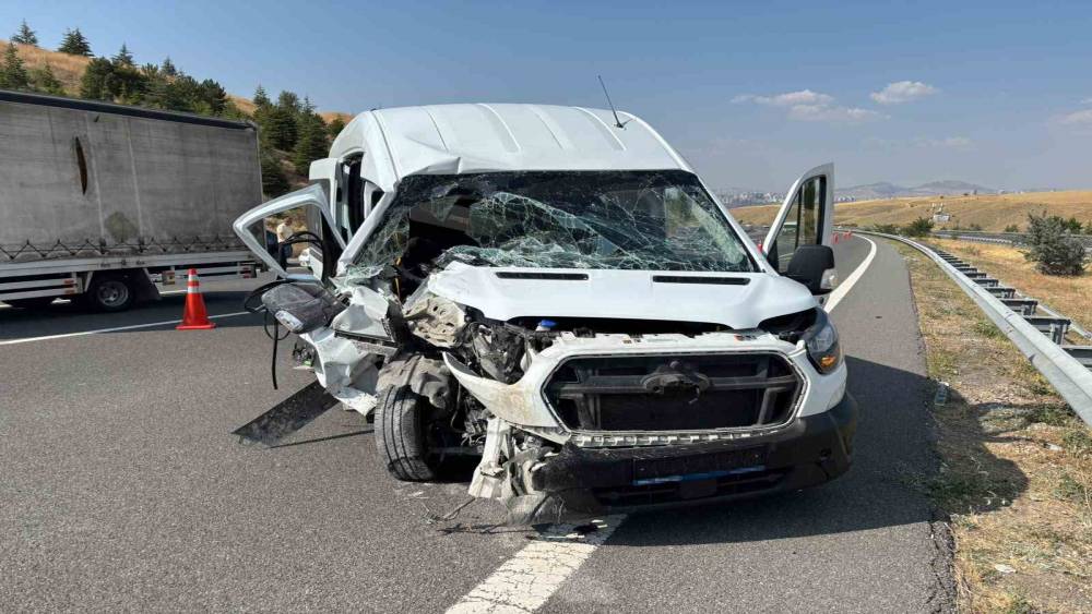 Ankara&rsquo;da servis aracı tıra arkadan &ccedil;arptı: 1&rsquo;i ağır 7 yaralı

