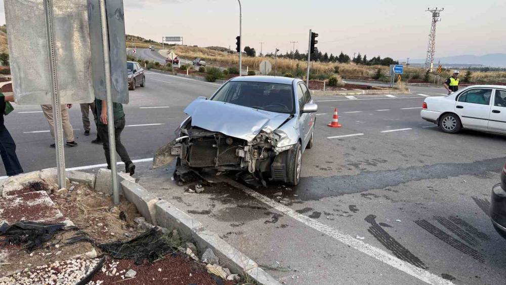 &Ccedil;orum&rsquo;da iki otomobil &ccedil;arpıştı, s&uuml;r&uuml;c&uuml;ler yara almadan kurtuldu
