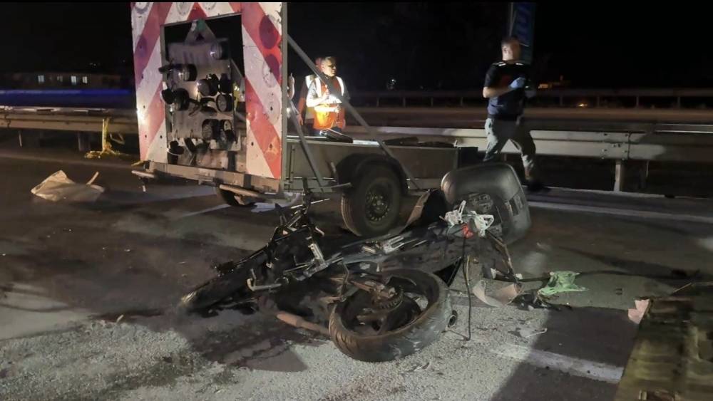 Otoyolda ikaz r&ouml;morkuna &ccedil;arpan motosikletli hayatını kaybetti
