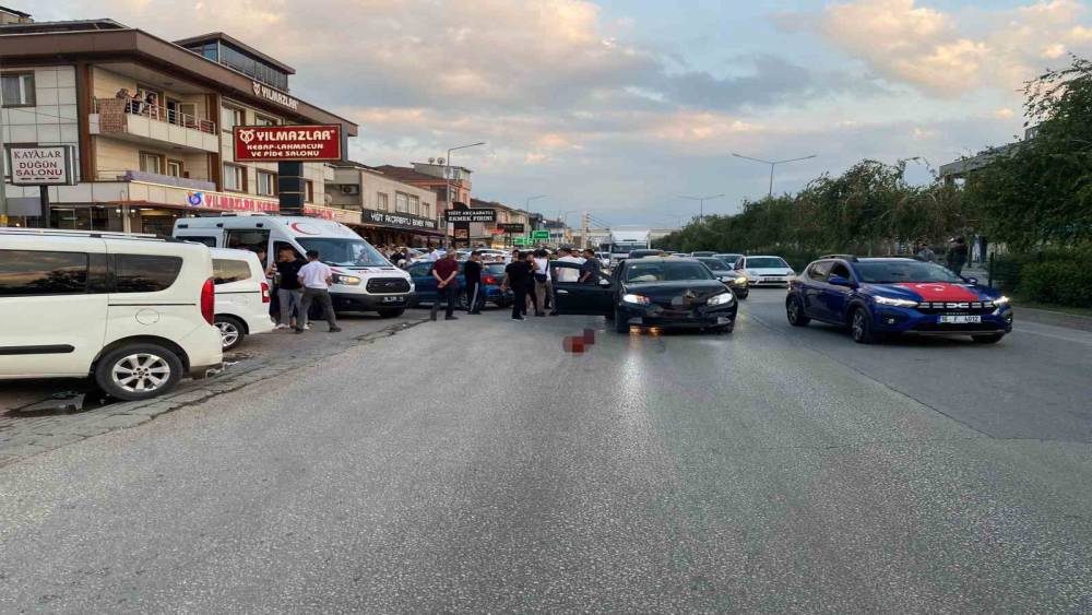 İki otomobil &ccedil;arpıştı, 4 kişi yaralandı: Motosikletli &ccedil;ift kazadan kıl payı kurtuldu
