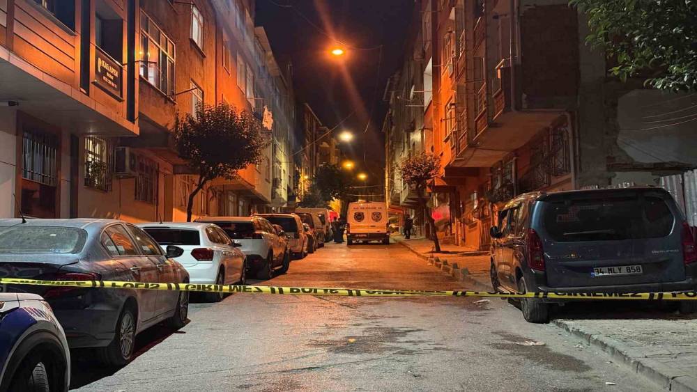 Esenler&rsquo;de bir evde bulunan kişiler arasında kavgada silahlar konuştu: 3 ağır yaralı
