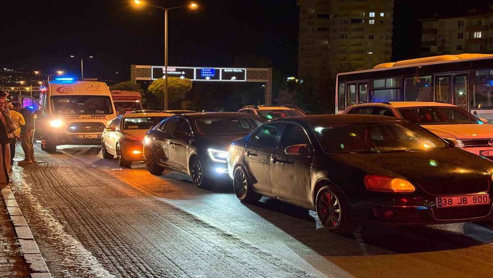 Kayseri&rsquo;de 3 otomobil &ccedil;arpıştı: 1 yaralı
