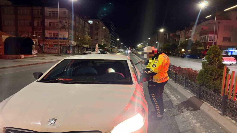 Kayseri&rsquo;de otomobiliyle uyuyakalan s&uuml;r&uuml;c&uuml;ye 25 bin TL idari para cezası yazıldı
