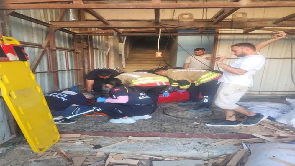 Antakya&rsquo;da y&uuml;k asans&ouml;r&uuml; d&uuml;şt&uuml;: 1 yaralı

