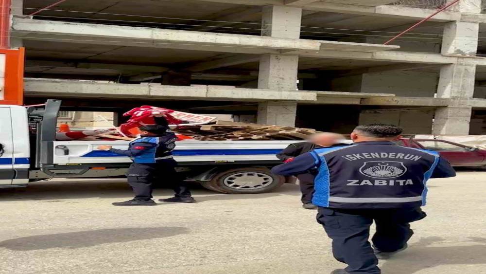 Tabelayı kurtarmak i&ccedil;in "Belediye başkanı akrabam" dedi, zabıta geri adım atmadı
