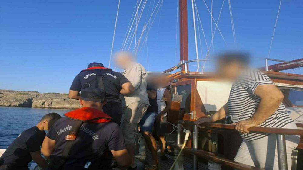 Bodrum ve Marmaris&rsquo;te ticari yatlarda rahatsızlanan iki kişinin tıbbi tahliyesi yapıldı
