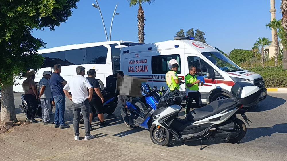 Manavgat&rsquo;ta zincirleme kaza: Motosiklet s&uuml;r&uuml;c&uuml;leri yaralandı

