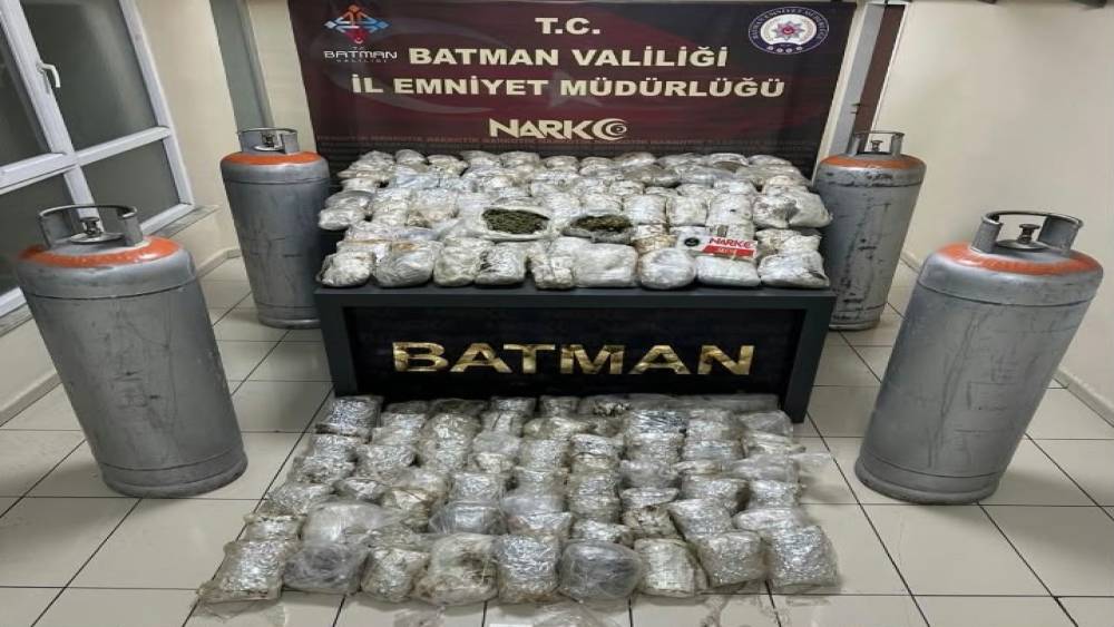 Batman&rsquo;da sanayi t&uuml;plerine zulalanmış 87,5 kilo skunk ele ge&ccedil;irildi
