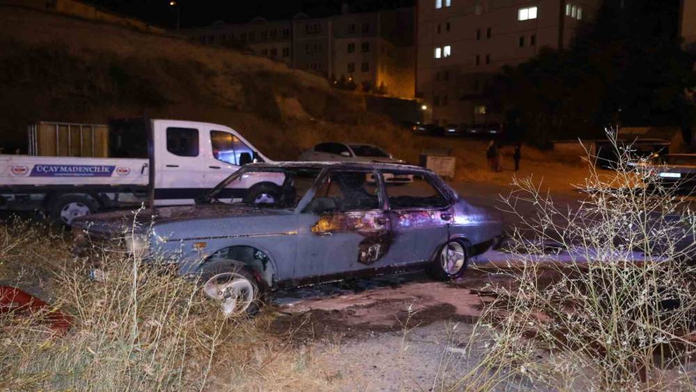 Nevşehir&rsquo;de park halindeki otomobil alevlere teslim oldu
