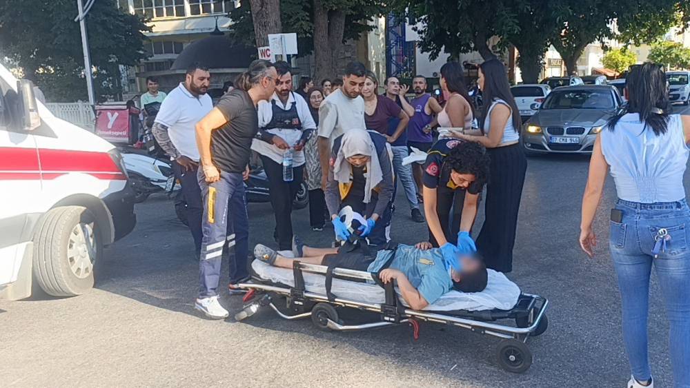 Antalya&rsquo;da motosiklet ile otomobil &ccedil;arpıştı: 2 yaralı
