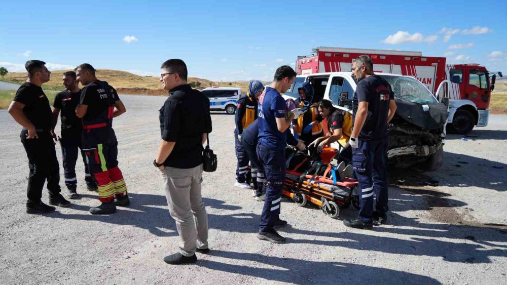 Kırıkkale&rsquo;de minib&uuml;s ile otomobil &ccedil;arpıştı: 1&rsquo;i ağır, 6 yaralı

