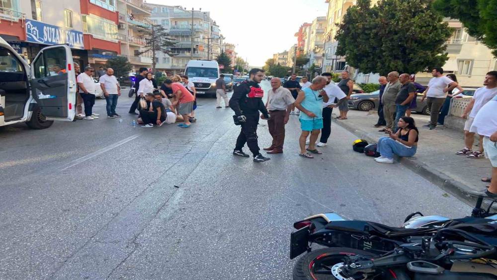 Mudanya&rsquo;da motosiklet yayaya &ccedil;arptı: 2 yaralı

