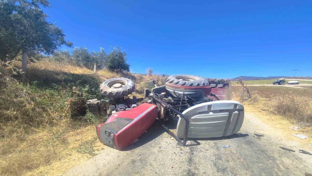 Manisa&rsquo;da trakt&ouml;r devrildi: 3 yaralı
