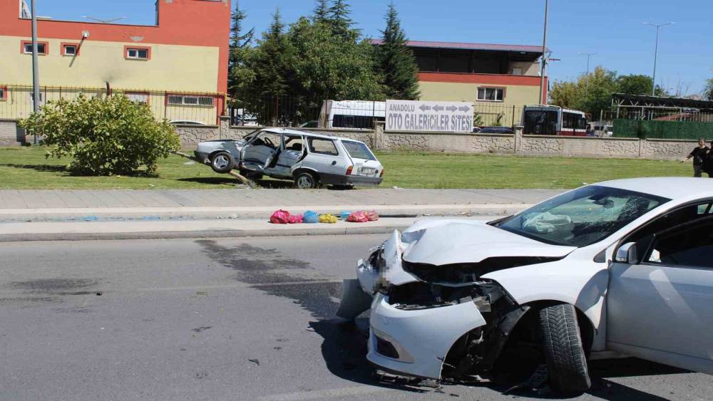Kaza yapan otomobil ağacı kırarak &uuml;zerine &ccedil;ıktı: 2 yaralı
