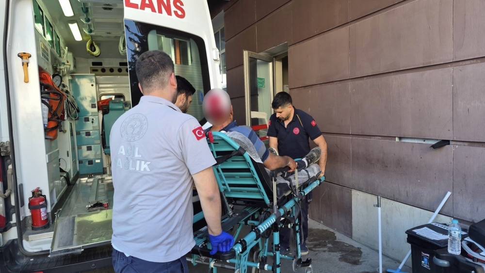 &Uuml;zerine buzdolabı devrilen kişi yaralandı
