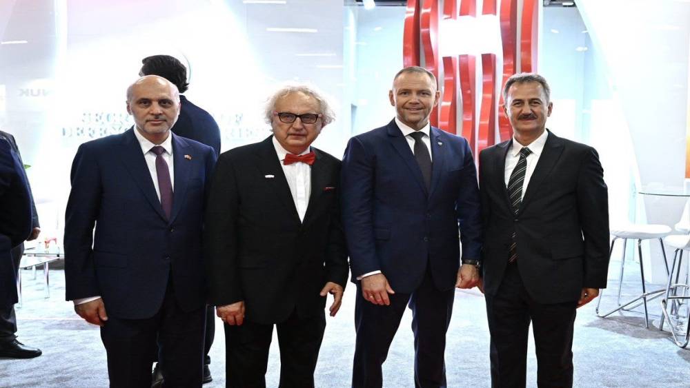 Polonya Cumhurbaşkanı Nawrocki, MSPO 2026&rsquo;da T&uuml;rk stantlarını ziyaret etti
