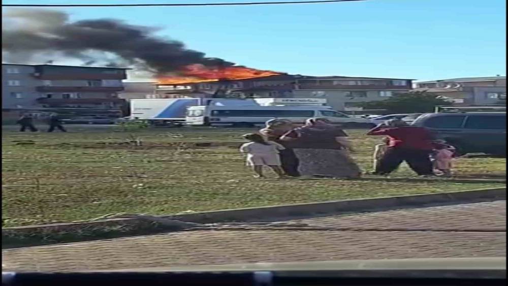 Kocaeli&rsquo;de &ccedil;atı alevlere teslim oldu
